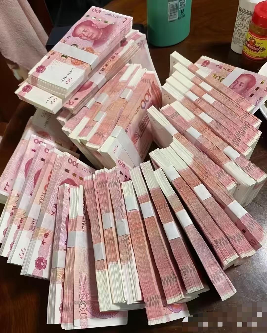 我们这边一般叫
钢镚儿/钢镚
一块钢镚，五毛钢镚