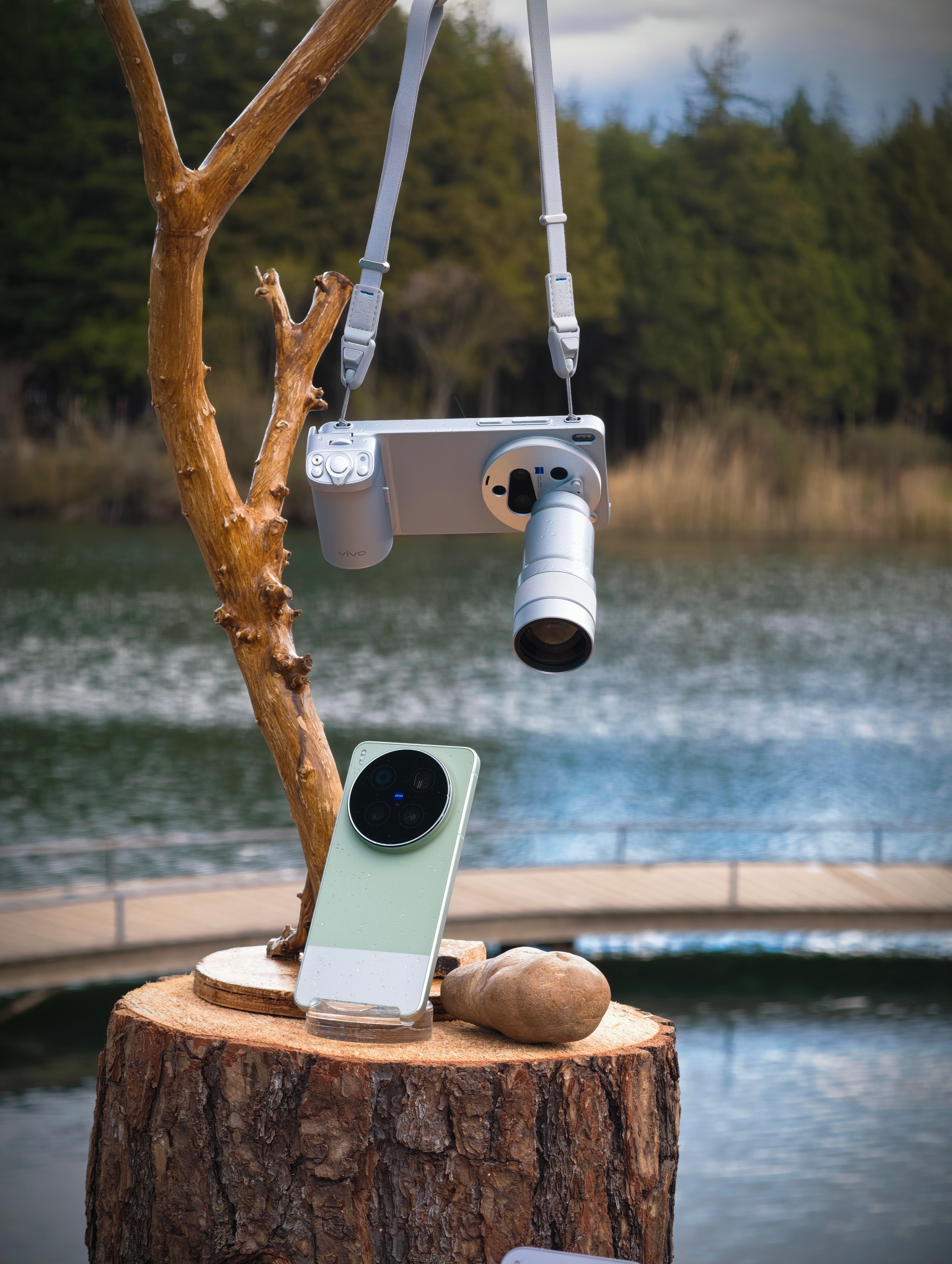 vivo X300系列发布会开始啦，这次的场景搭得真好看，就在玉龙雪山下 