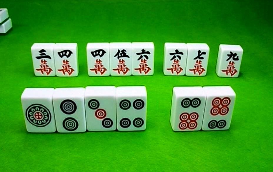 牌墙刚推起时，对面的李婶子就拍桌断言：打一饼。
偏偏落子是9万。
因为34万、6