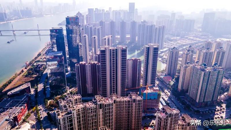 长沙楼市：

从1月3日到8月6日，岳麓区房价从1.2万跌到1.1万，每平跌去1