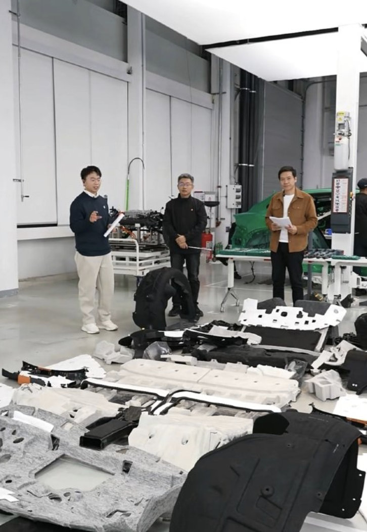 雷军表示，静谧性是一辆车高端感很重要的方面，他在拆车现场展示了小米 YU7 配备
