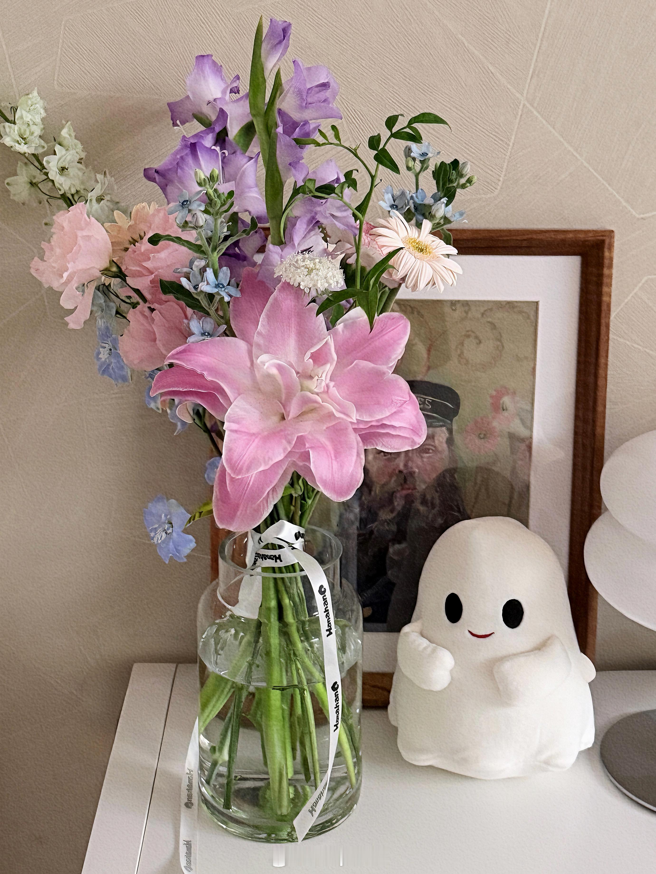 有朋友惦记的日子收到了花束和柔软的小幽灵😊 ​​​