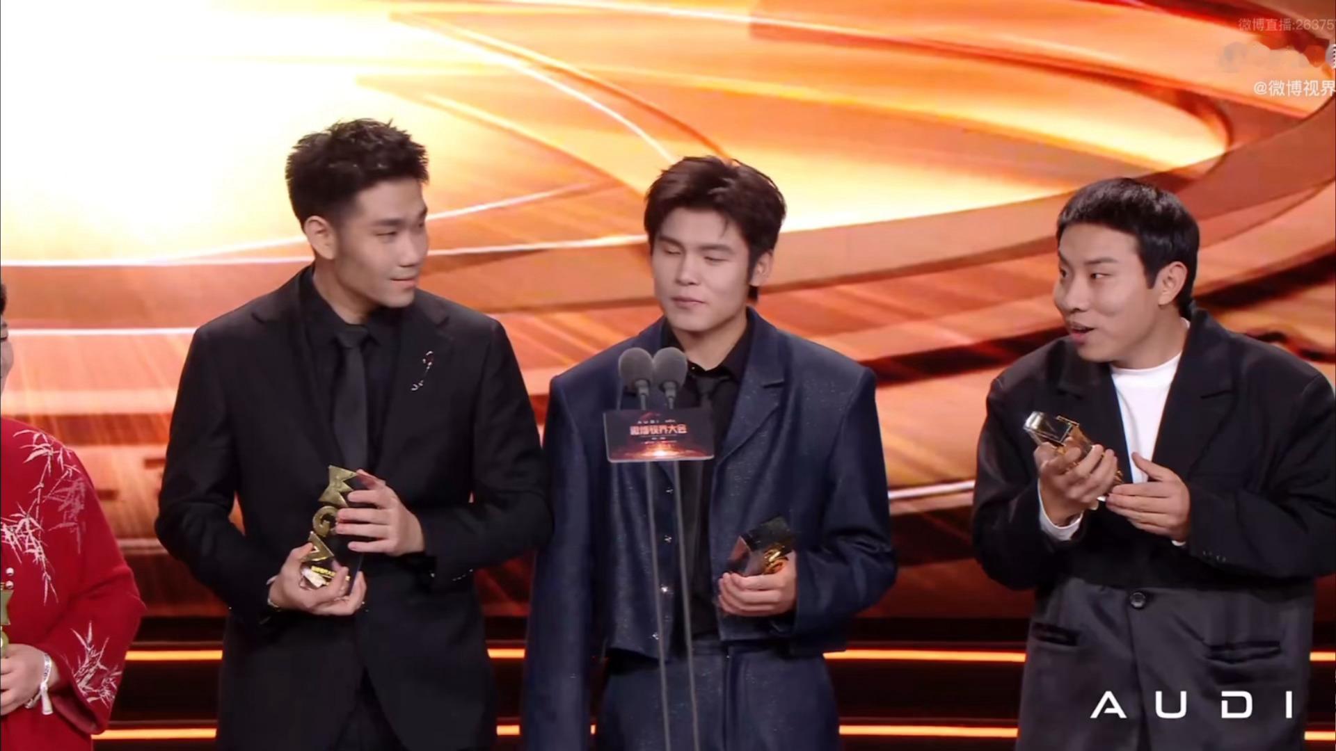 啊啊啊啊啊啊我说徐志胜一直在刺挠啥原来是他的奖杯上没有字徐志胜的奖杯上没有字  