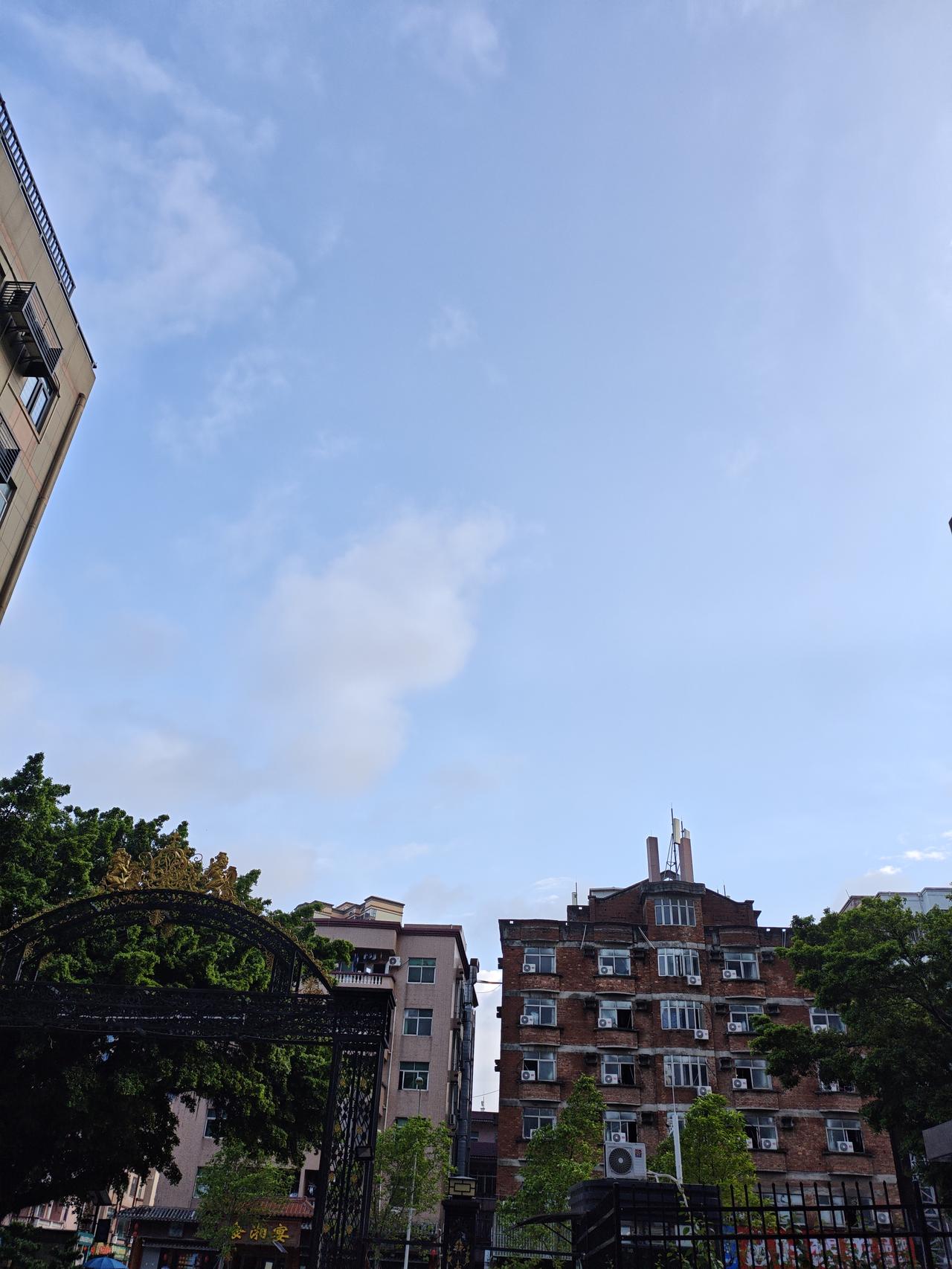 随手拍张照深圳这几天一直阴天下雨，今天难得不下雨了，蓝天白云特别好看！