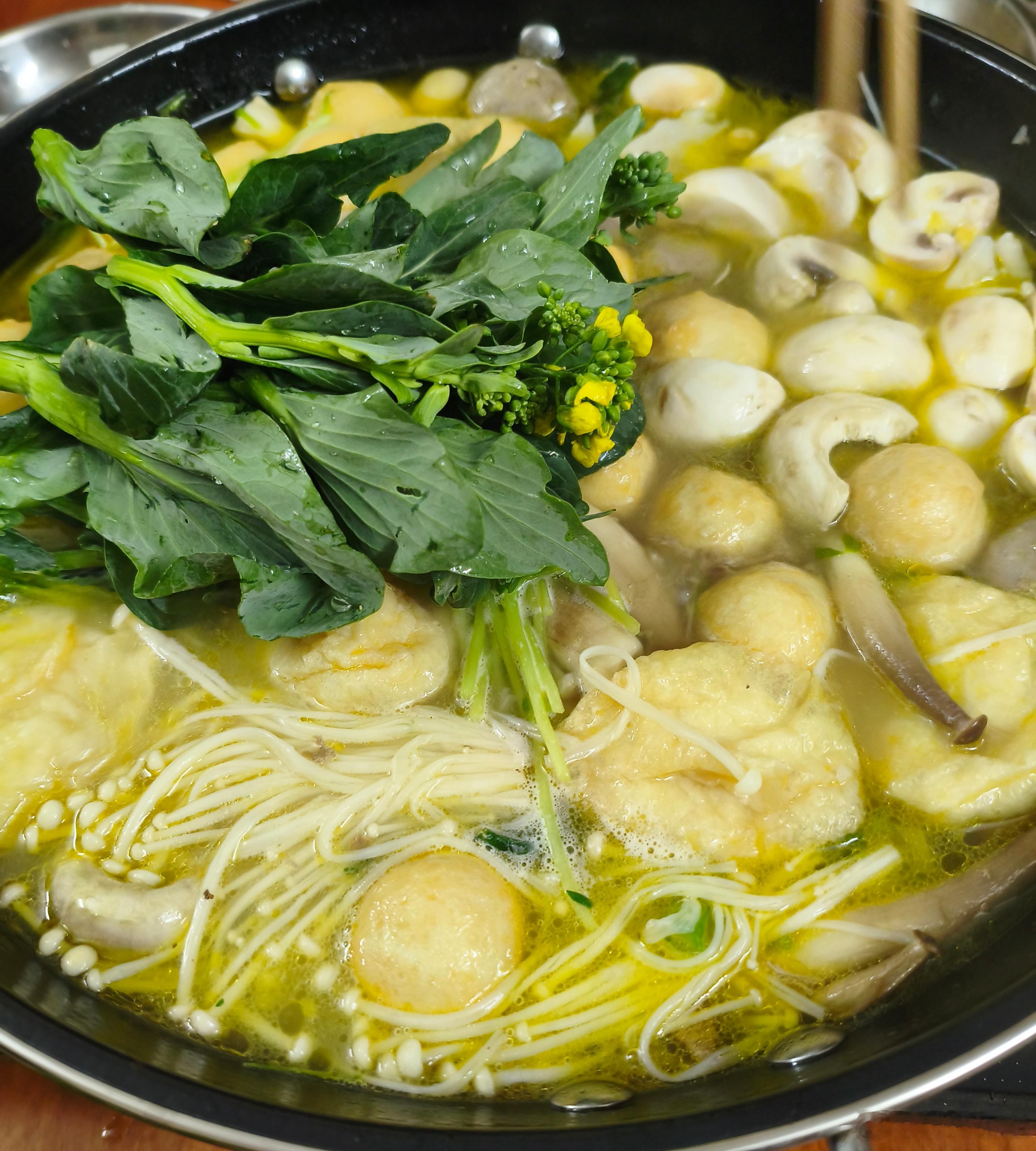牛油麻辣火锅，清汤骨汤火锅，番茄浓汤火锅！酸汤火锅，椰子鸡火锅，猪肚鸡火锅！菌菇