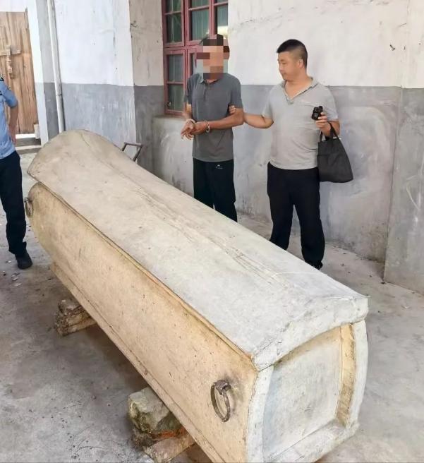 “穷疯了？”湖北69岁老人在8年前，准备了一副柏木棺材，存放在猪圈里。7月7日清