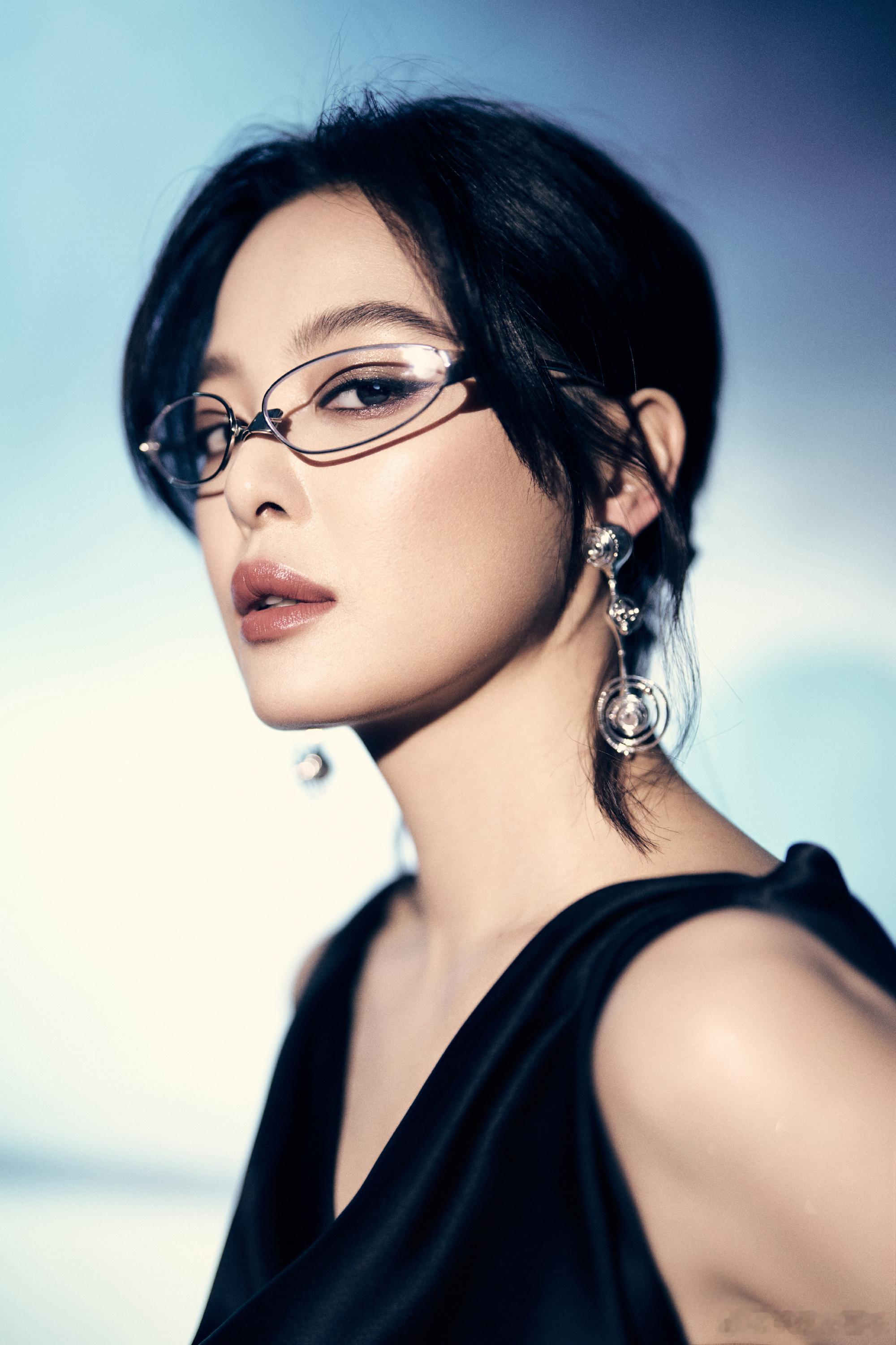 辛芷蕾的状态 盘点辛芷蕾绝美造型！极简黑裙巧妙勾勒身形，肩背线条优越，金属耳坠和