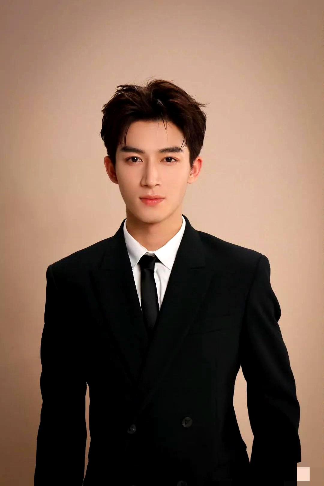 别羡慕明星的大白牙，那可能是职业道具。
王星越生日直播晒旧照，指着钢牙套的自己