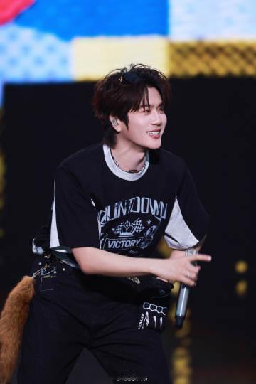 陆虎我们和好了吧 看着舞台上快要破碎的陆虎真的破防了，双手合十弯腰致谢，一遍遍碎