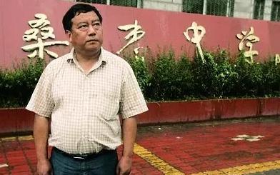 在2008年汶川大地震来临前，安县桑枣中学校长叶志平不抓教学，每年都组织一到两次