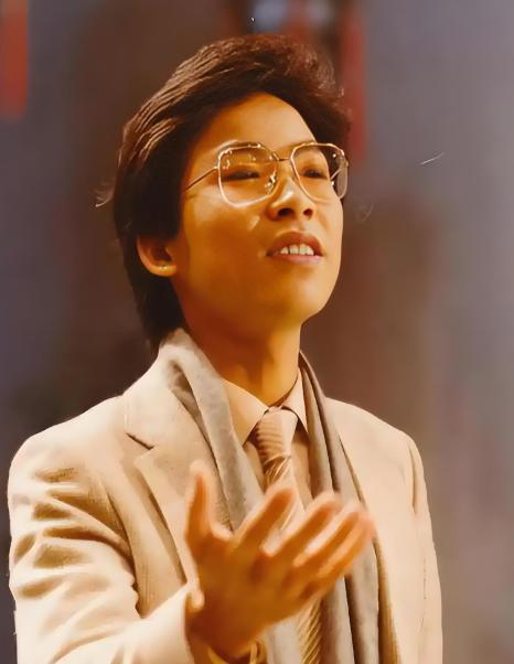 1980年，张明敏唱完《我的中国心》后被港娱拒之门外。就在他打算回电子厂继续当工