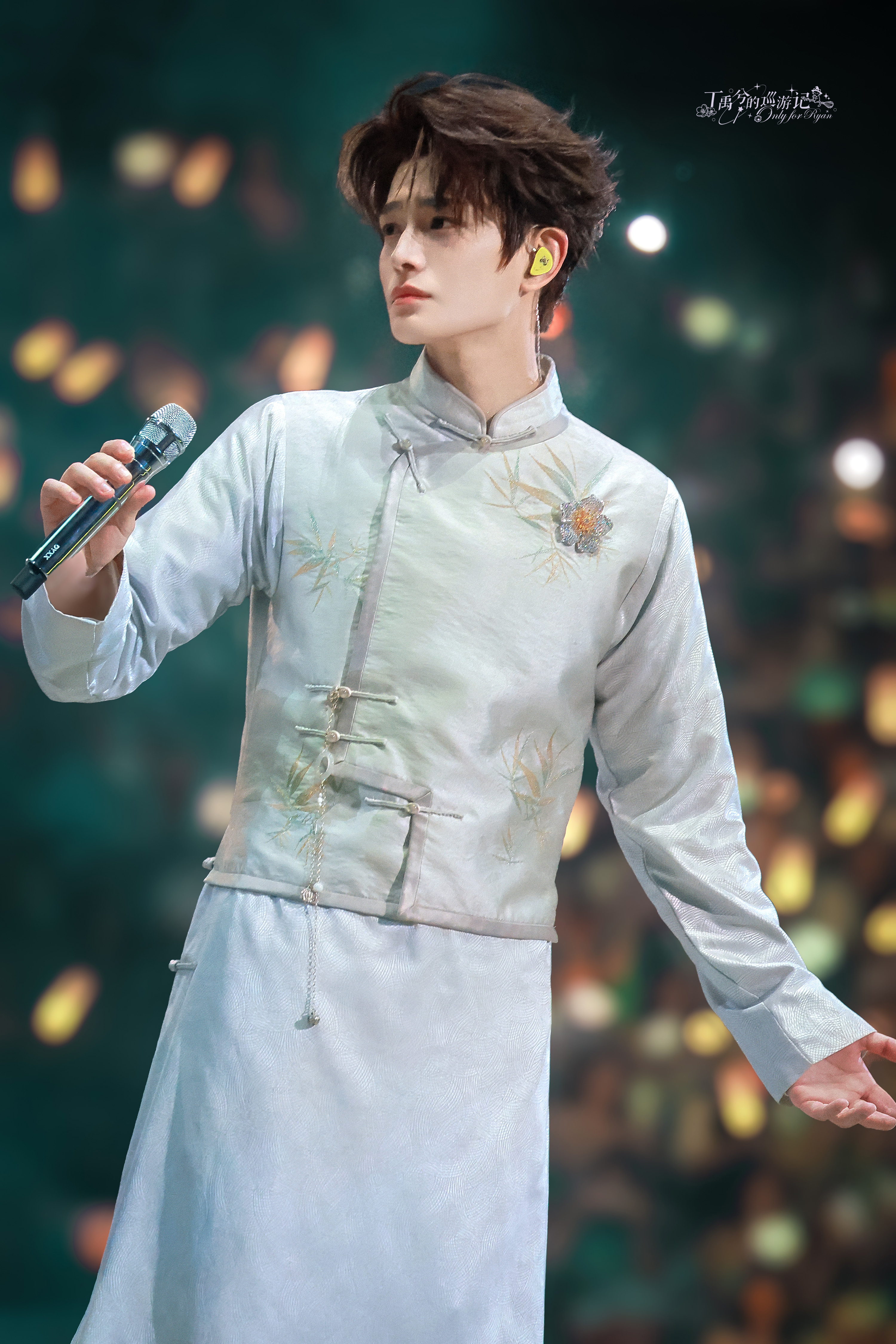 丁禹兮 银灯试照，别来无恙。@ 张海虾丁禹兮xicreateftyou演唱会