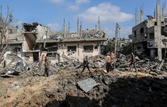 伊朗跟美国、以色列打起来那阵子多少人无家可归，可美国有一群人，借着这场打仗的乱劲