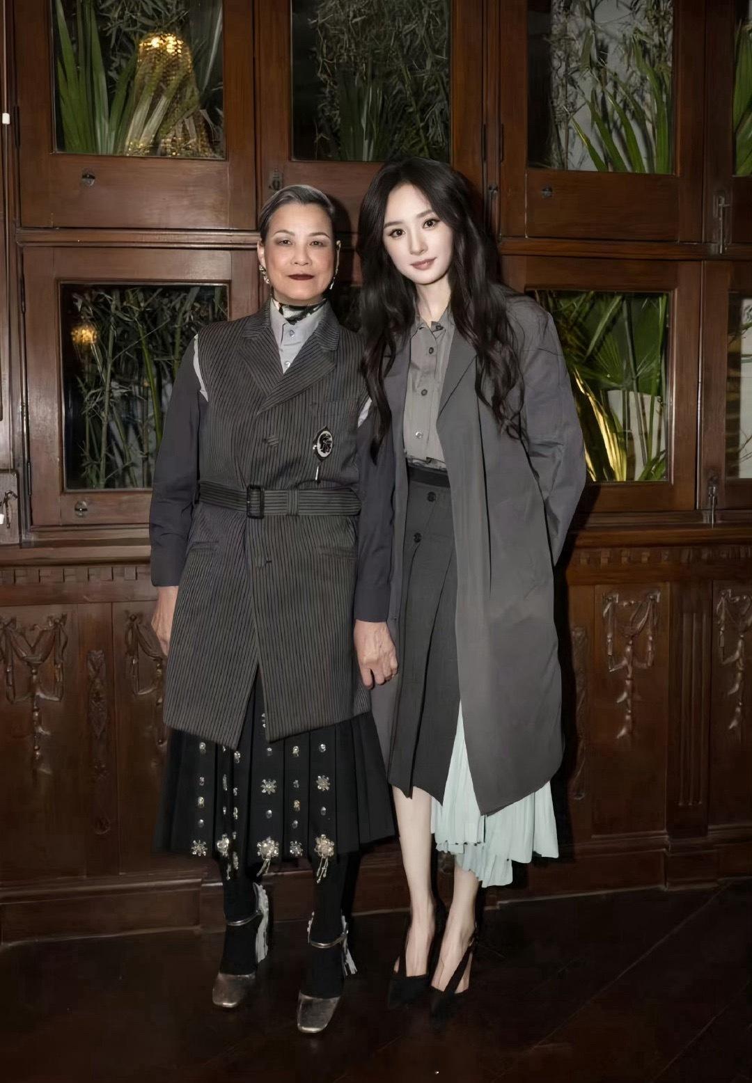 杨幂和Prada适配度太高了吧！状态和气质都在线，完全高智感女神！ 