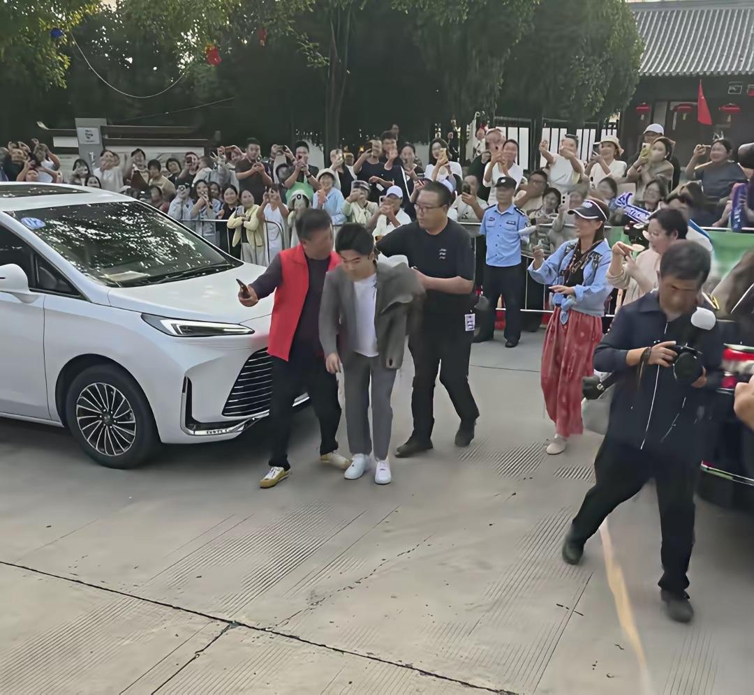 上来就搂董宇辉脖子！
给董宇辉吓出一身冷汗。
  以后可得注意了，这种虽然不是什