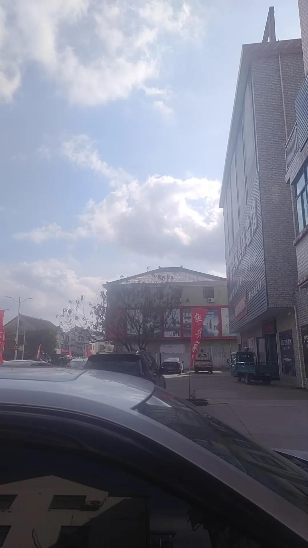 云朵的奇妙之旅

抬头望向天空，你会发现一片奇妙的云朵世界。它们或轻盈飘逸，或厚