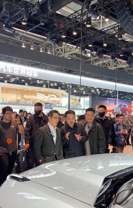 北京车展这两天，在仰望展台看到了一个画面挺意思，王志飞和宁理站在U8L旁边，一般