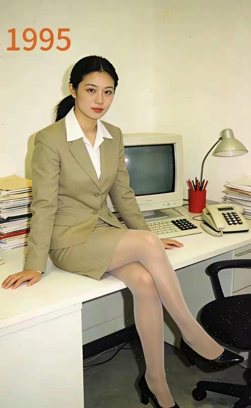 1995年的办公室，复古电脑和电话，怀旧气息扑面而来！