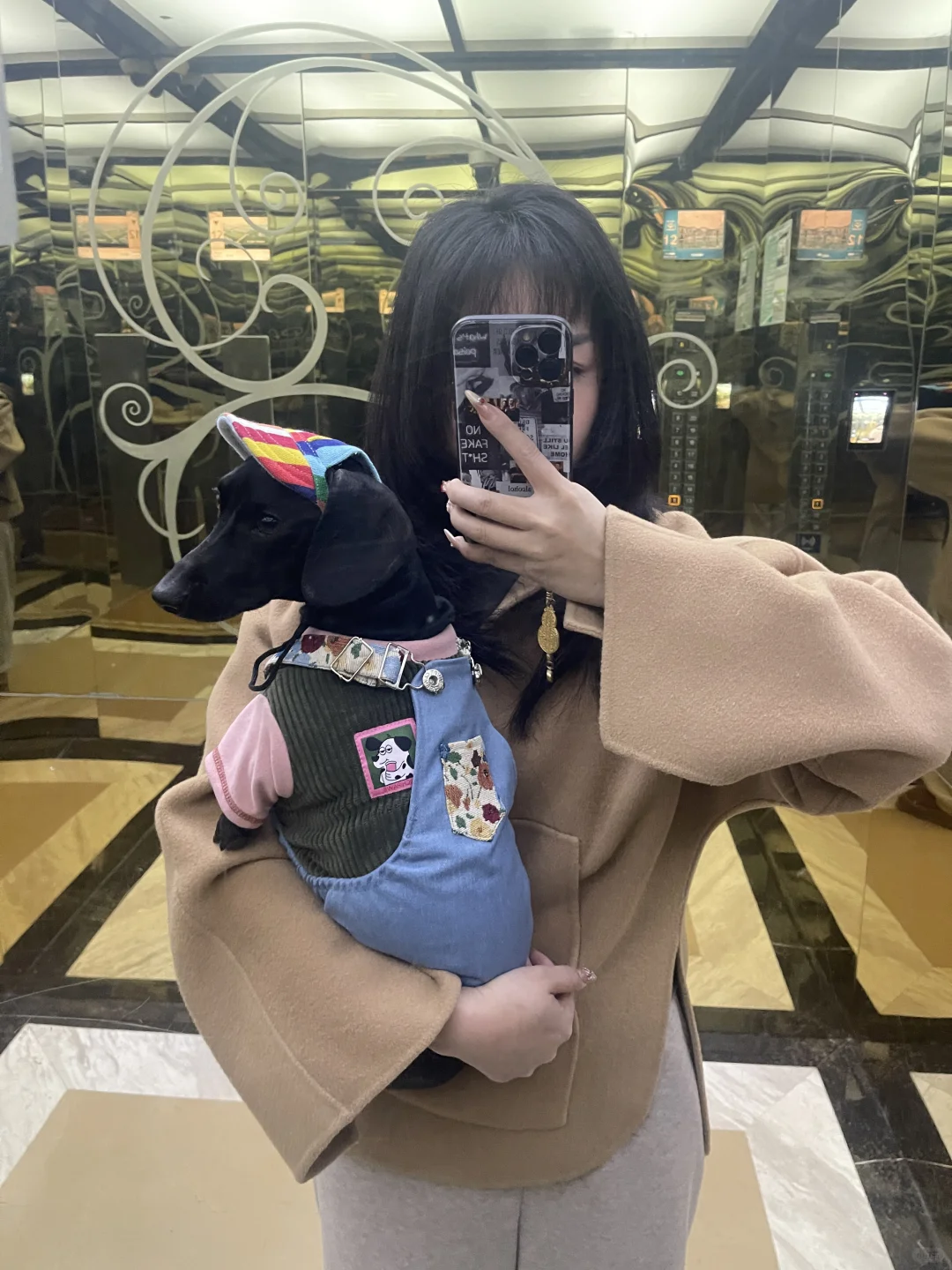 背带裤黑腊肠今天穿什么