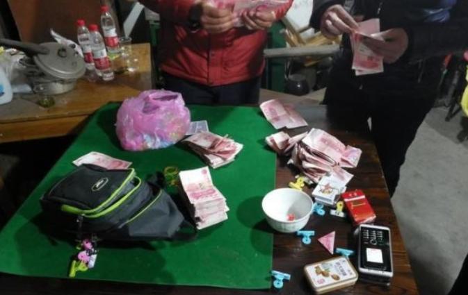 云南，一女子带2万多块到山上赌博，拿出2000块放赌桌上，另外18200块则藏在