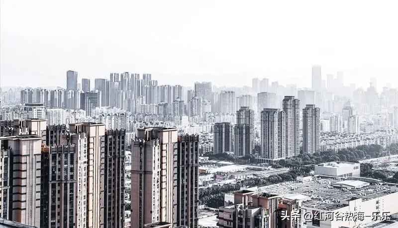 很多在大城市的中产，已经很久没有去过小城市了。所以在他们的脑袋里面，小城市就是水