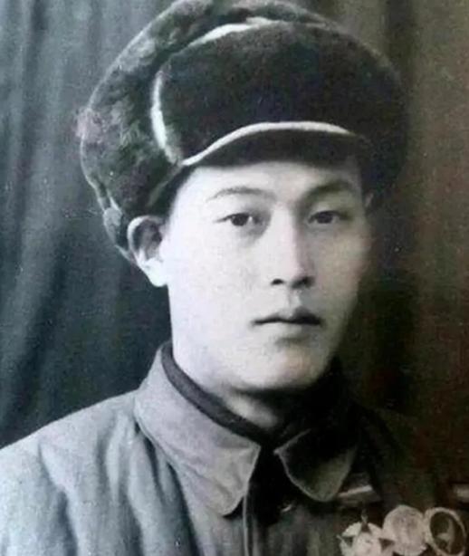 1952年，张文荣被美军俘虏后“叛变”，在奉命打入志愿军内部时，他却在跳伞前将一