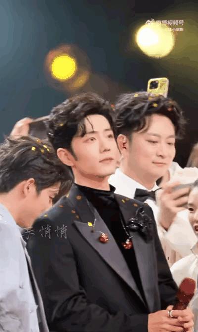 我敢打赌，99%的人没看懂肖战那晚的笑容。
东方卫视跨年，聚光灯烤着他的额头。