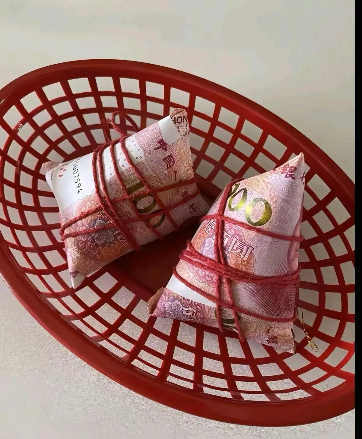其实六月初就吃了粽子，姐姐亲手包的清水粽，我还以为那时就过节了。现在想吃啥随时都