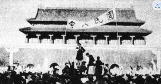 1969 年末，中央打算拆掉天安门广场再重新建设，然而在施工的时候，工人们在旧天