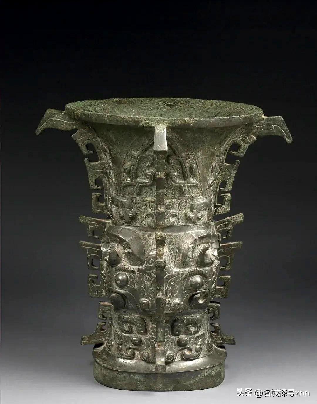 1975年，一顶铜樽正要被送往日本展览，装箱前，专家马承源出于热爱，伸手在内部摸