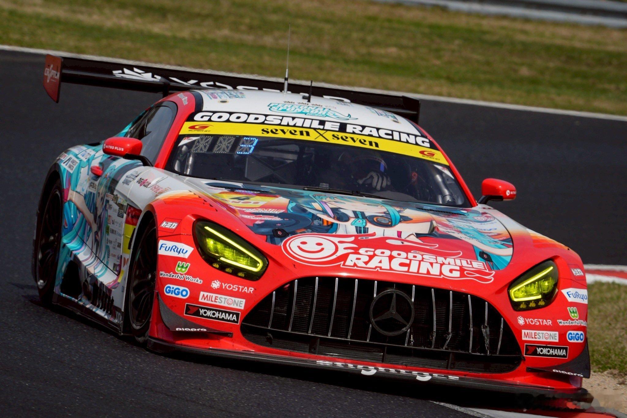 初音号在今天的SUPER GT首站冈山站中狠狠斗车，奔驰大标都斗掉了