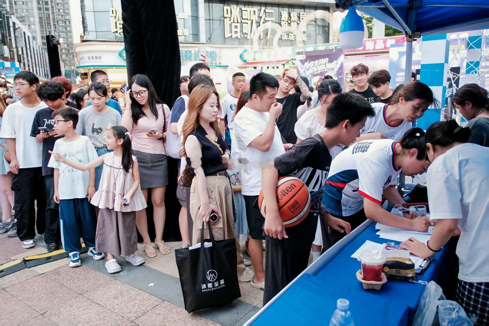 全闽竞猜狂欢世界杯一场充满烟火气的足球盛会落地福州，福建体彩竞猜达人挑战赛热闹开