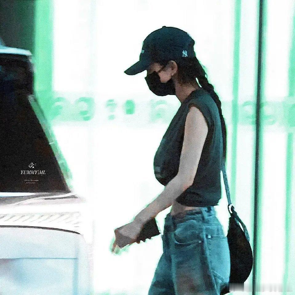 杨幂这么瘦的人好像也有一点儿小肚子，而且她的脖子前倾好像有一点严重。 ​​​