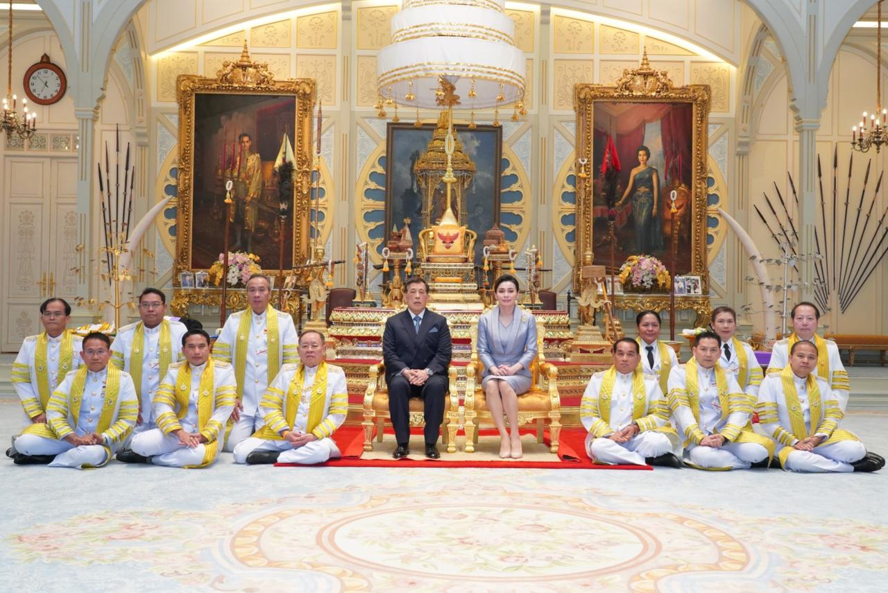 苏提达和泰王玛哈一起前往大皇宫，同框君主坐在普密蓬国王和诗丽吉太后御画像下的中间