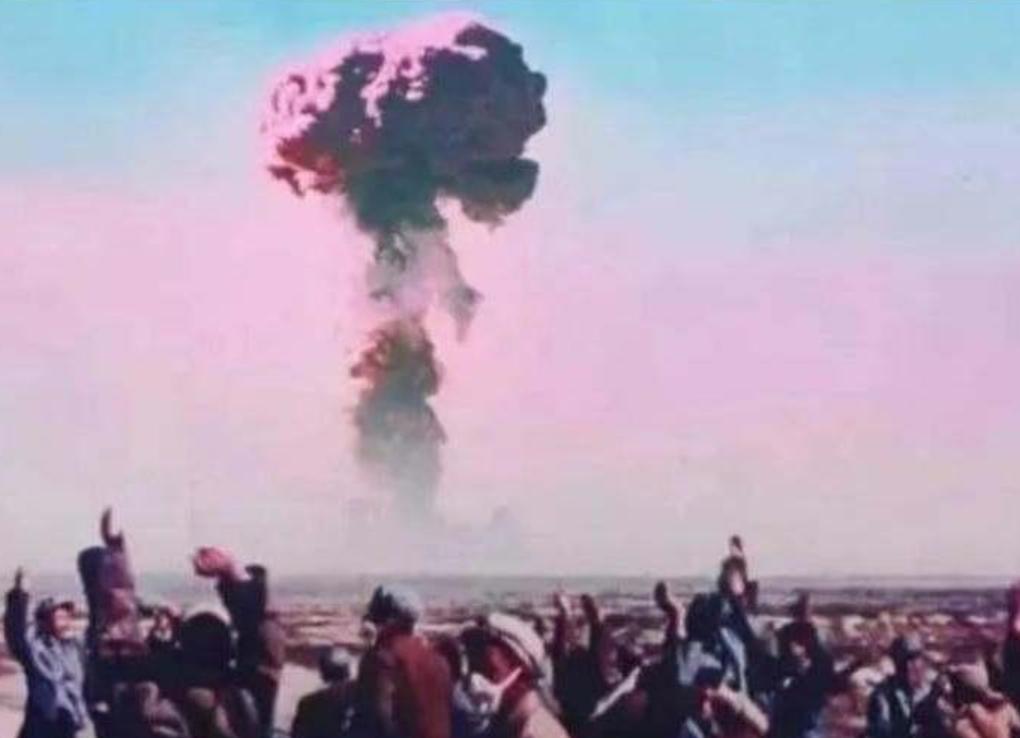 1964年咱们第一颗原子弹在罗布泊炸响，对岸国民党嘴上装作不震惊，背地里满是惶恐
