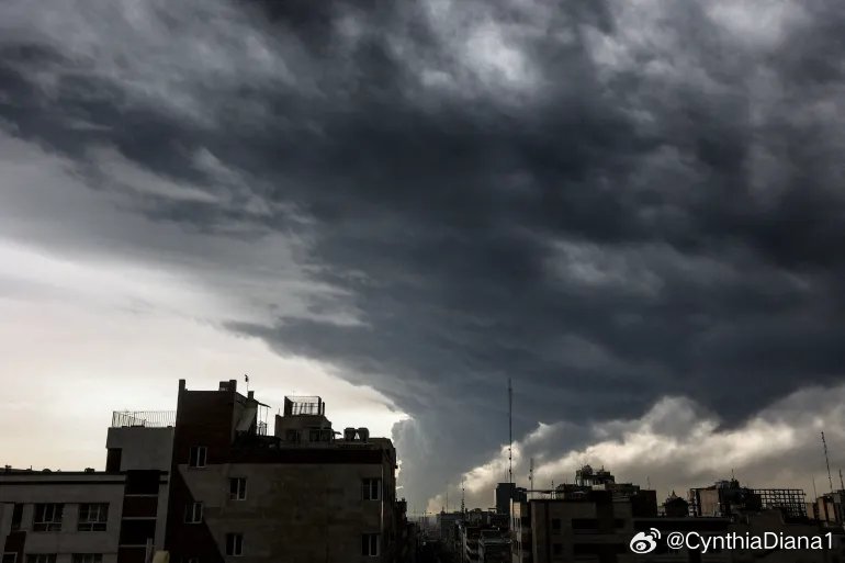 照片：空袭油库后，德黑兰上空升起浓烟 