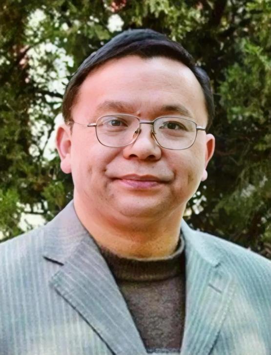 他叫彭帮怀，"毒教材"吹哨第一人，在教材纠错苦缠14年，22场官司，一次都没有赢