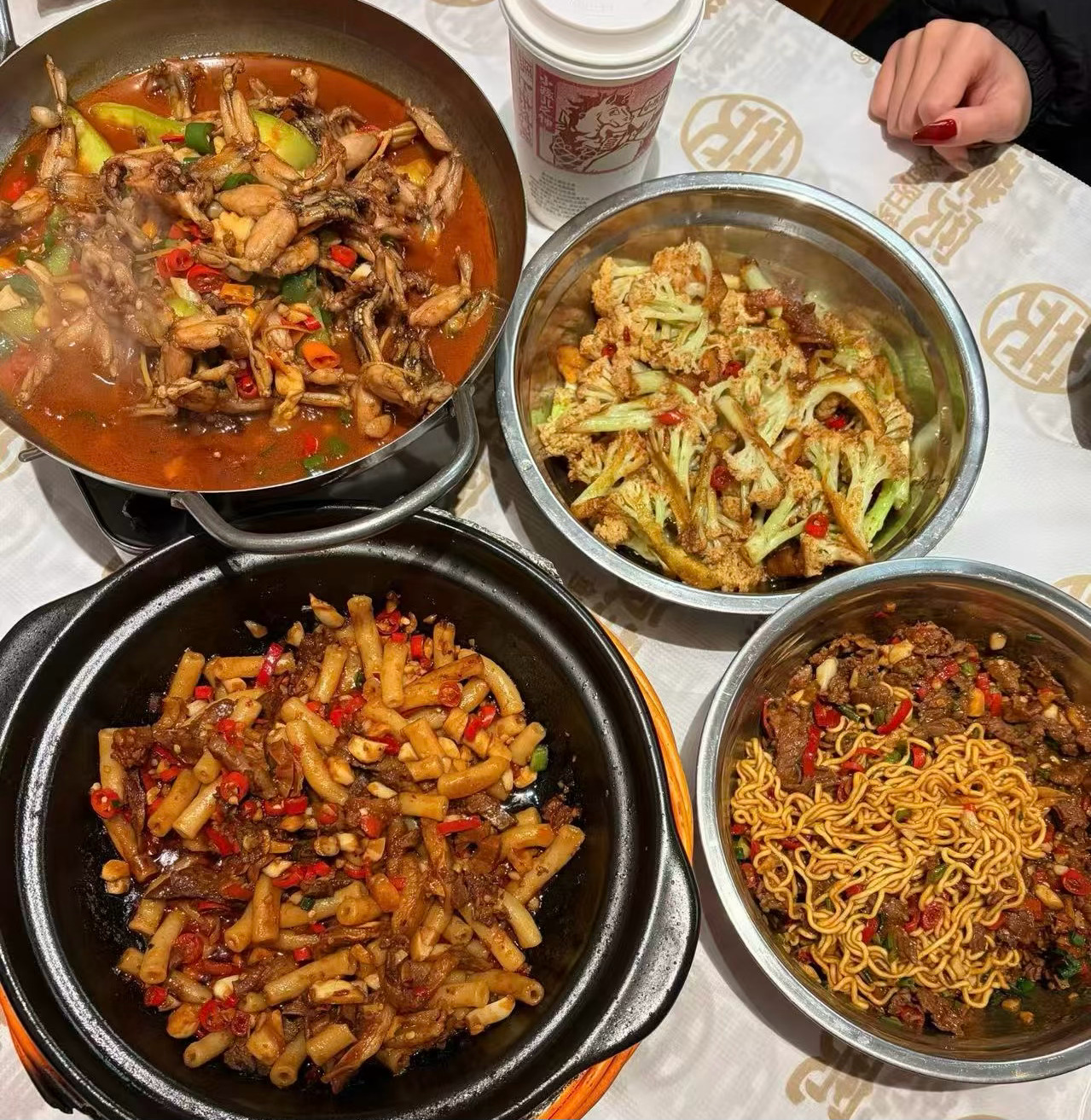迪丽热巴  今天风挺大的 本来想去健身房 给我吹到饭店了迪丽热巴卫蓝 dlrb迪