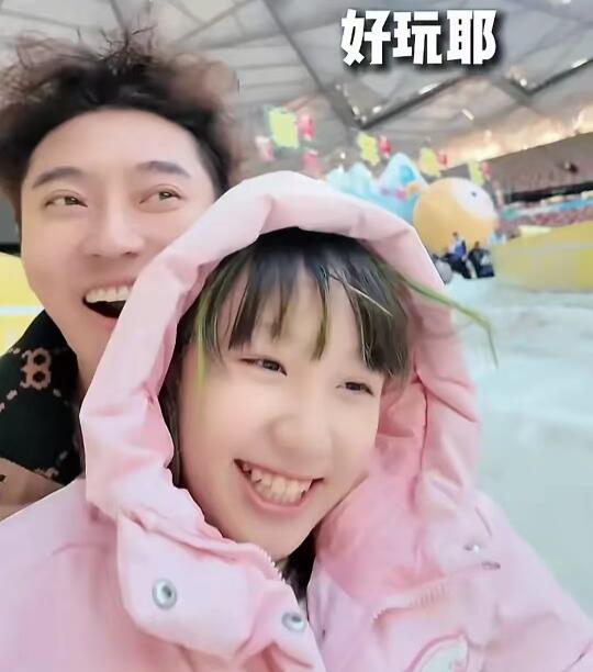张丹峰洪欣的女儿怎么长这样了？