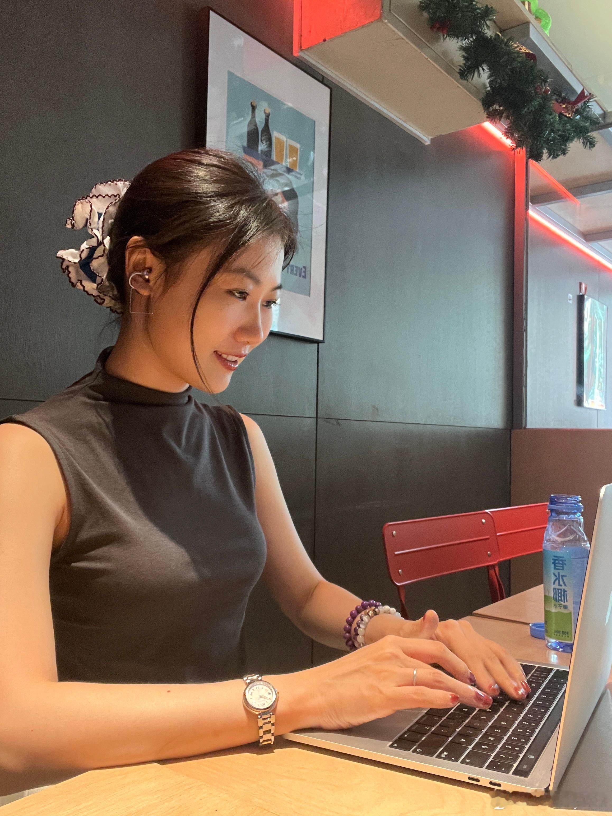 赋能会开始💪🏻给我团队姐妹们和其他团队姐妹分享经验，解答疑问。 