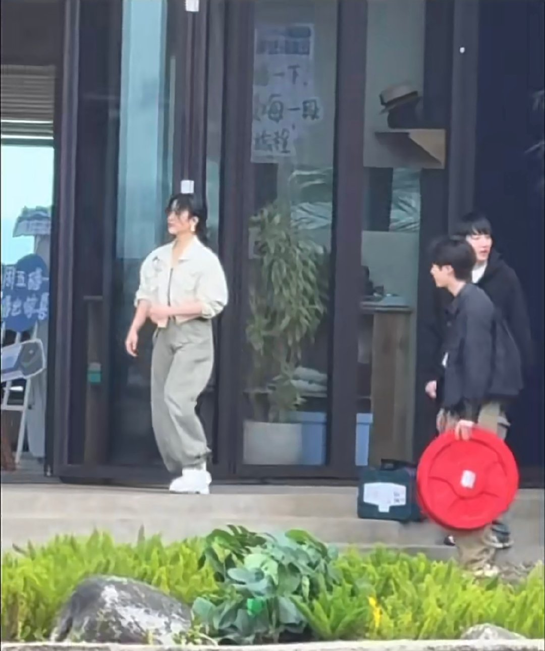 王鹤棣白鹿沈月同框白鹿沈月互动 谁的快乐 DNA 动了！王鹤棣白鹿沈月同框录综艺