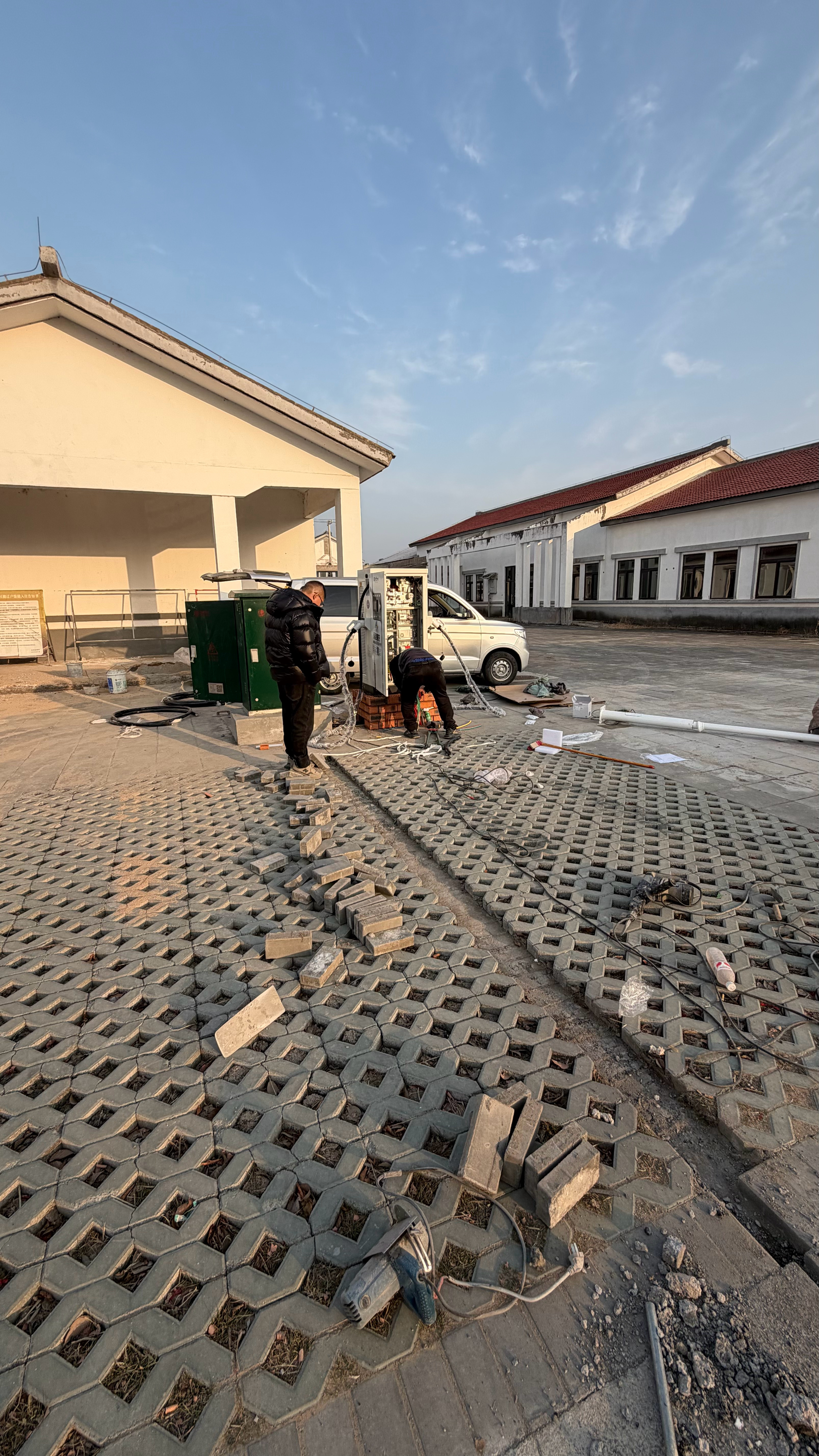 农村老家家门口刚建了一个桩，120kw爽歪歪，方便了