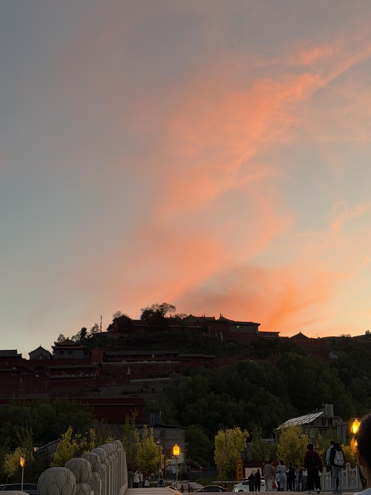 佛言:尘世万般，皆是因缘造化。能相守的，无需刻意;能离散的，不必牵挂。行至半生，
