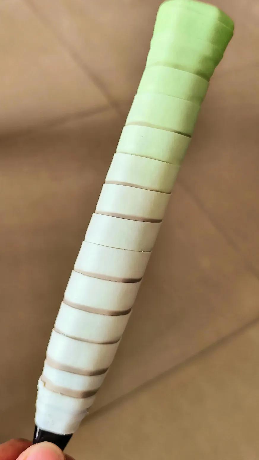 手胶正确用法：顺时针缠一次，逆时针缠一次，翻个面再来两次。[钱]