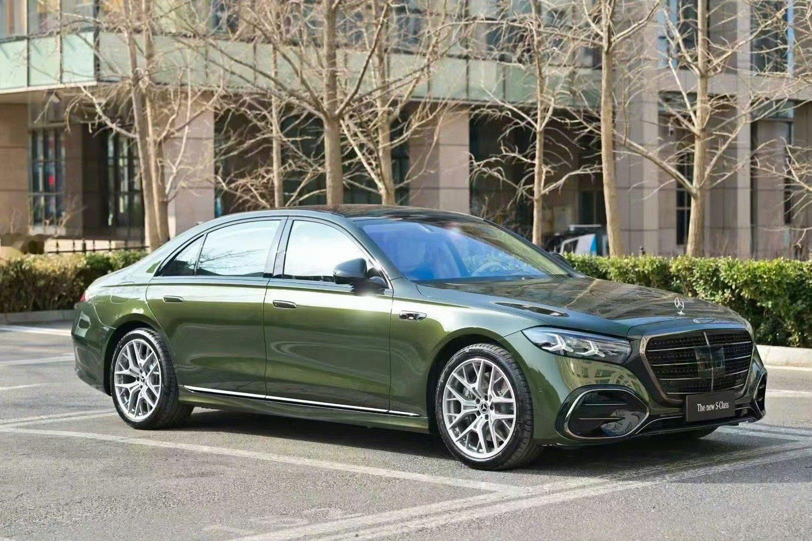 德国总理体验奔驰新S级Momenta辅助驾驶奔驰董事长康林松向德国总理介绍新S级