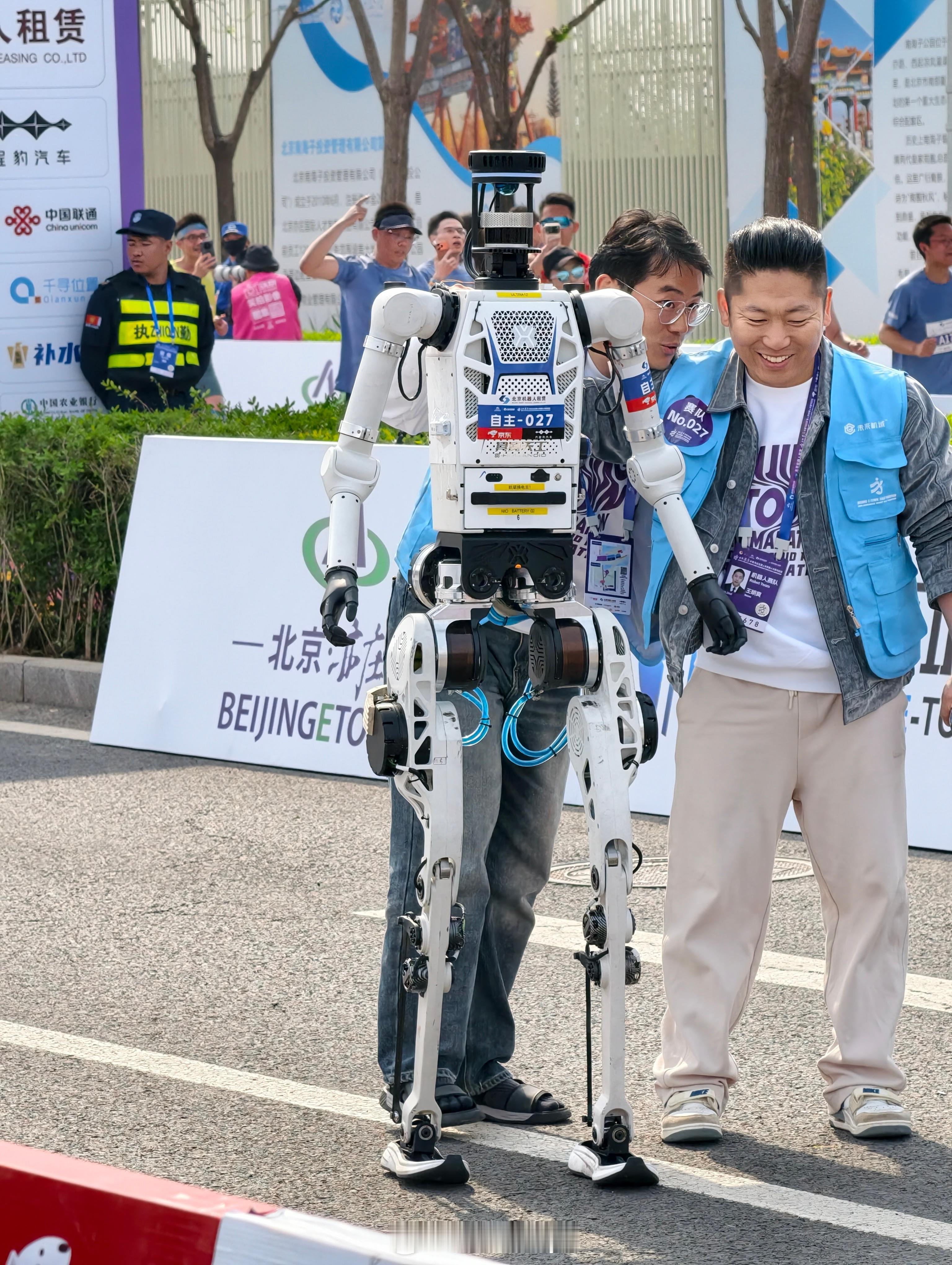 机器人终点线前摔倒 个别机器了，摔倒的是第二个冲线的，第一个稳稳到现场了。其实这