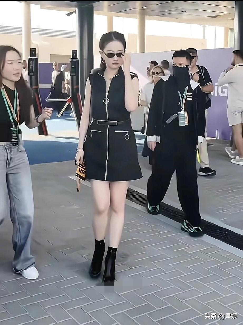 刘亦菲黑色连衣裙搭配黑色靴子