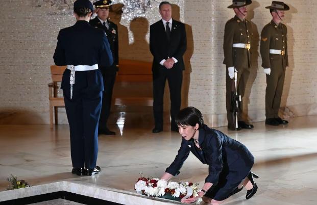 高市早苗直接跪下了！当地时间5月4日，日本首相高市早苗在访问澳大利亚时，做出了一