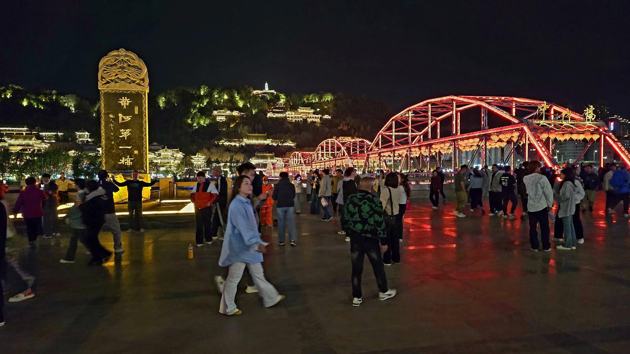 《兰州夜话：灯火里的新商机》

当黄河边的灯火亮起，兰州人的夜晚正在改写！
 
