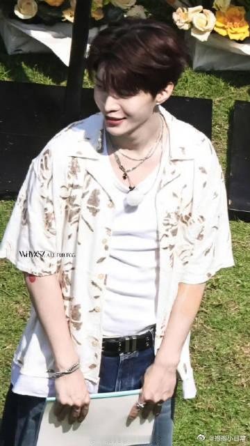 白鹿说范丞丞穿得像睡衣 范丞丞展示慵懒衬衫风格，本想酷帅随性，白鹿一眼认出“睡衣